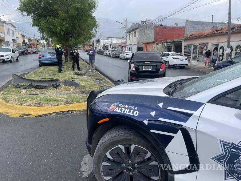 $!Oficiales de Tránsito Municipal acudieron al lugar del accidente para levantar el reporte correspondiente y asegurar los vehículos.