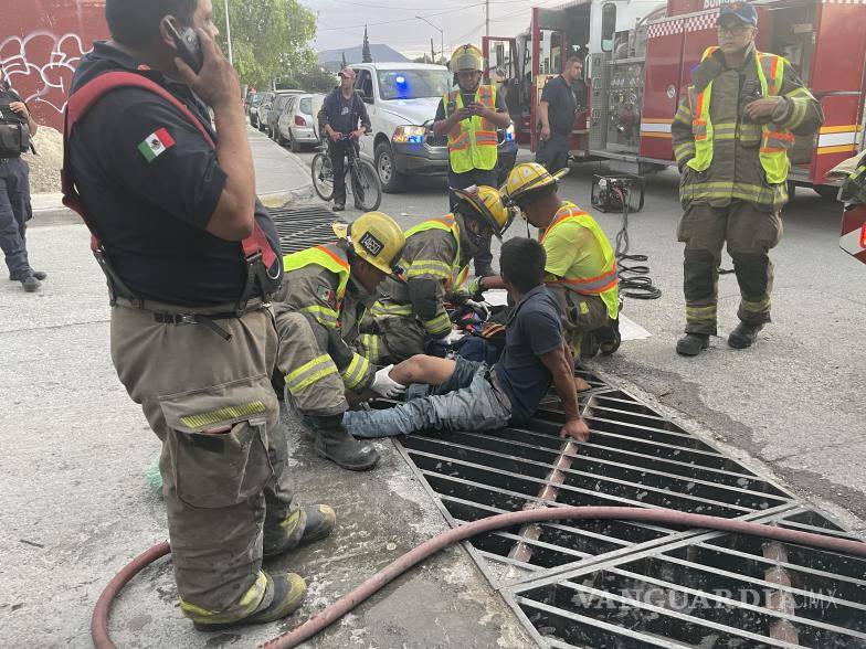 $!El hombre posiblemente presentaba fractura, por lo que optaron por cortar el pantalón que vestía.
