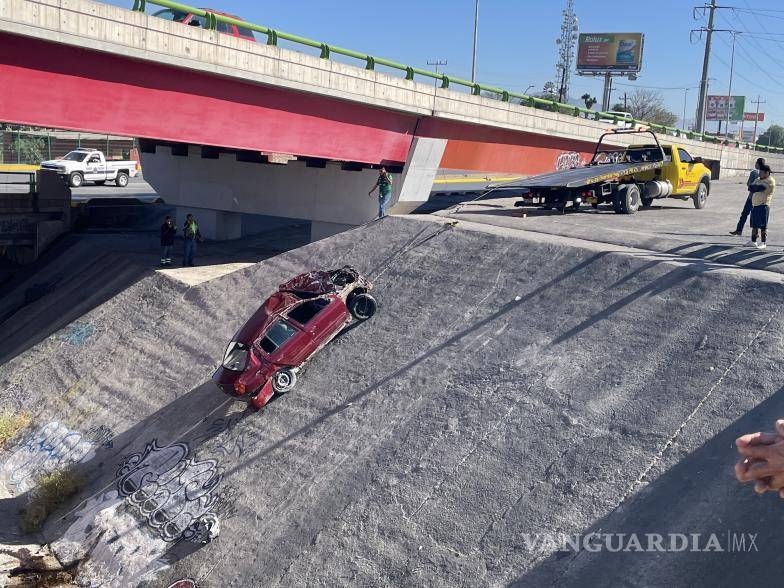 $!Para extraer el vehículo, que se encontraba a seis metros, se requirió una grúa de plataforma para el traslado a un corralón municipal.