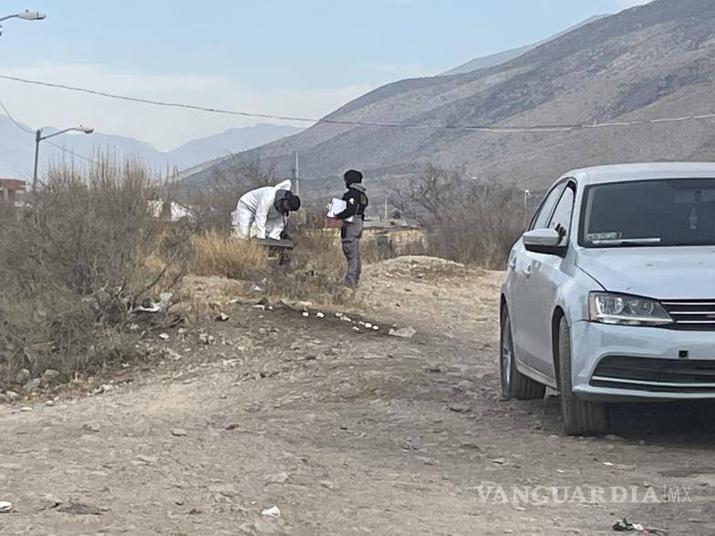 $!Las autoridades inspeccionaron el exterior de la casa para determinar si hubo algún tipo de riña o accidente.