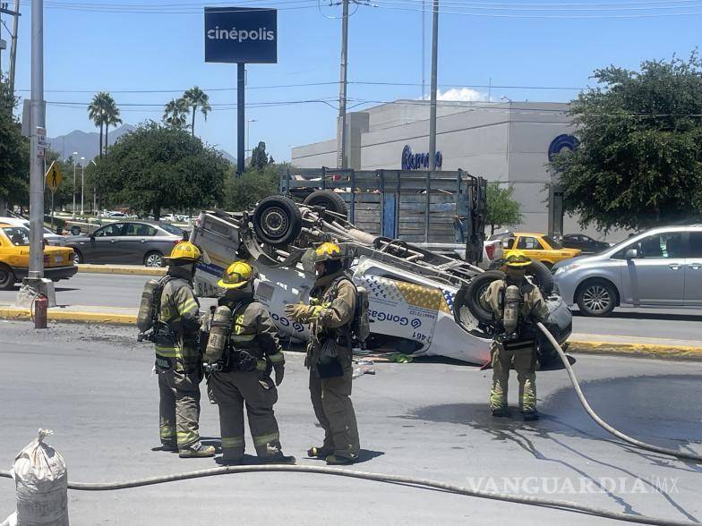 $!Elementos de Protección Civil supervisaron las maniobras para levantar la pipa y descartar fugas.