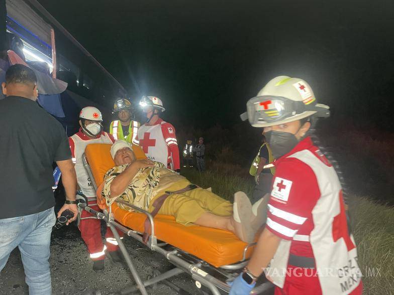 $!Cuatro adultos mayores fueron trasladados a hospitales de Saltillo para recibir atención médica.