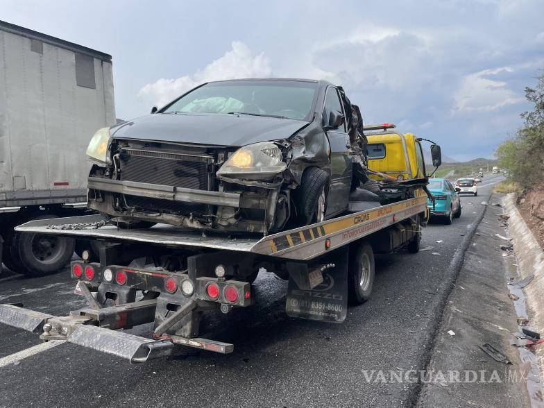 $!Dos menores resultaron lesionados tras el choque entre la camioneta y un camión de carga.