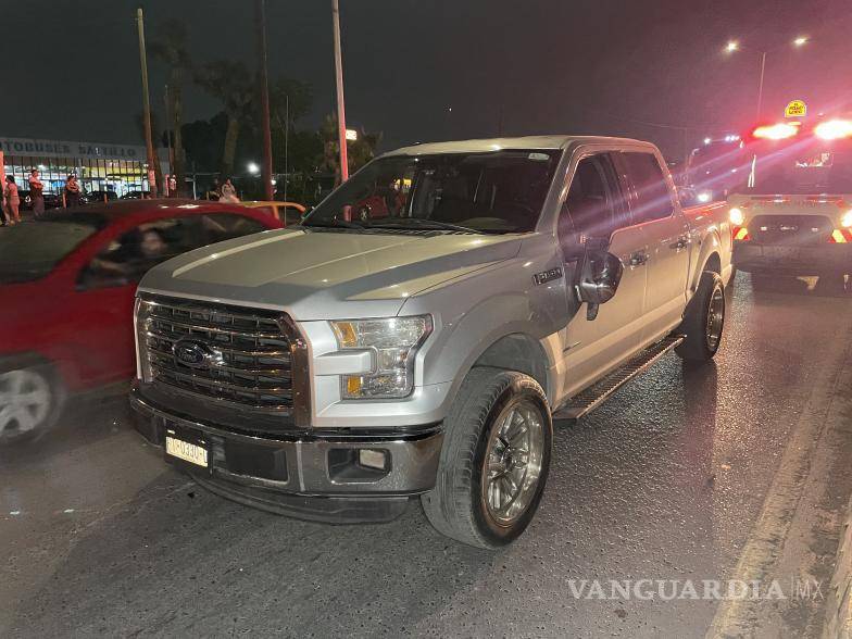 $!El conductor de la camioneta involucrada, un mariachi que se desplazaba en caravana para una presentación musical, permaneció en el lugar del accidente mientras autoridades de Tránsito Municipal realizaban las diligencias correspondientes.