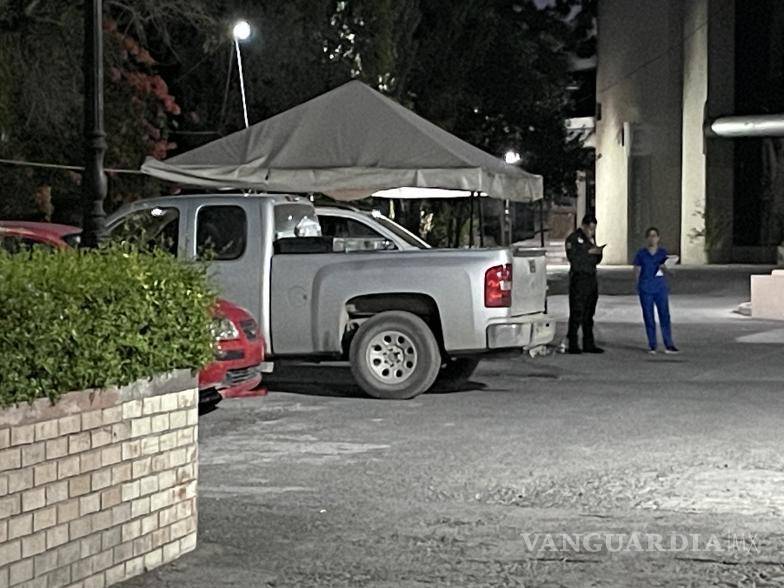 $!Personal médico acudió al estacionamiento del hospital para revisar al trabajador.