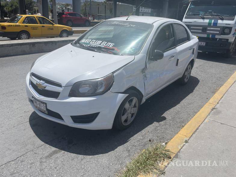 $!El vehículo impactó contra el costado derecho de un Chevrolet Aveo estacionado.