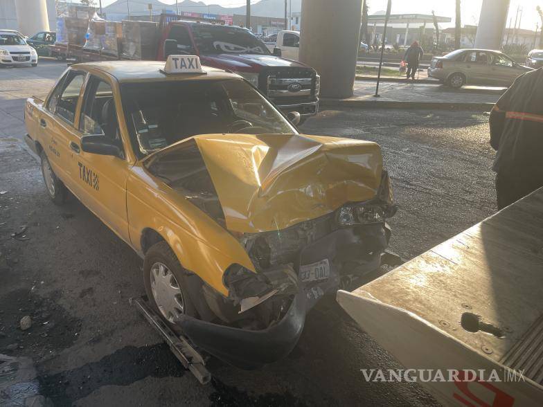 $!La colisión no solo ha generado daños considerables en los vehículos, sino que también ha dejado a una persona herida en el accidente.