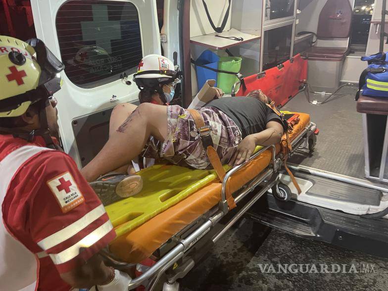 $!El joven fue llevado a la Cruz Roja para recibir atención médica, pero después paramédicos lo trasladaron al Hospital General.