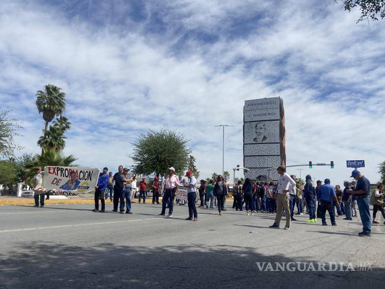 $!Más de 50 exobreros participan en una protesta exigiendo respuestas sobre sus pagos pendientes y la reactivación de la acerera.