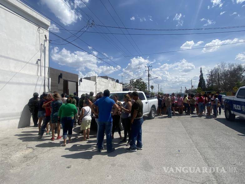 $!Fue entonces cuando el delegado de la Fiscalía General del Estado salió a tratar de calmar los ánimos entre las familias.