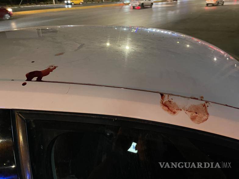 $!La sangre del oficial terminó sobre el auto.