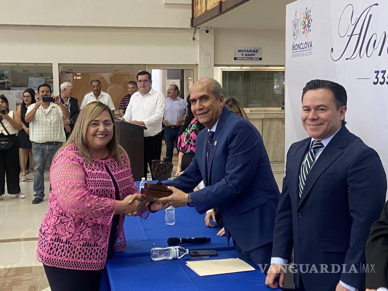 $!El alcalde Mario Dávila Delgado entrega la Presea “Alonso de León” a los familiares de la escritora Lilia Sánchez de la Fuente, fallecida recientemente.