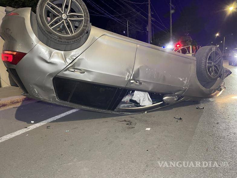 $!Paramédicos valoran al conductor del Volkswagen tras la volcadura; no fue necesario su traslado a un hospital.