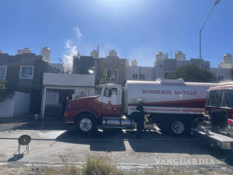 $!Dos cisternas de Bomberos acudieron tras el reporte al sistema de emergencias 911.