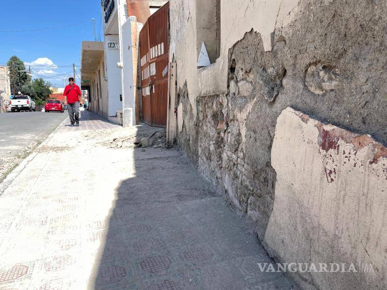 $!El artista Jerónimo Valdés intervino la estructura con escaleras miniatura, convirtiéndola en una pieza reconocida de arte urbano en Saltillo.