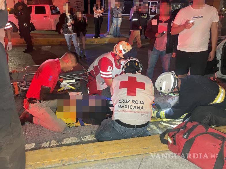 $!Los paramédicos de Cruz Roja valoraron al joven conductor tras ser rescatado de entre los fierros del vehículo.