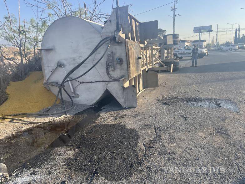 $!Se requirió la presencia de 3 grúas, una para levantamiento de la cabina y dos para la extracción del alimento.