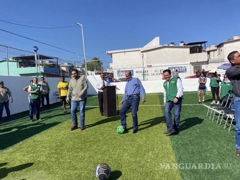 $!La inauguración de la nueva plaza y cancha de pasto sintético es parte del programa “Obras Sociales a Pasos de Gigante”.