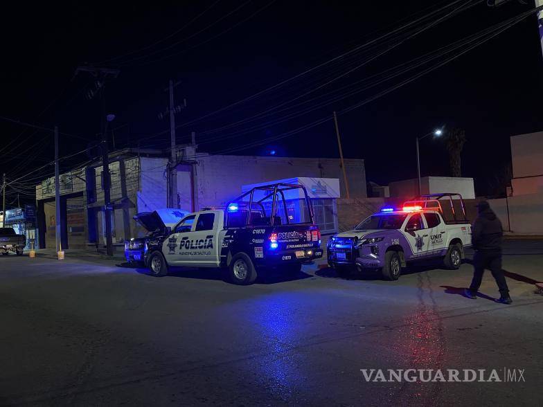 $!Los oficiales de la Policía Municipal trataron de auxiliar al hombre antes de la llegada de los paramédicos.