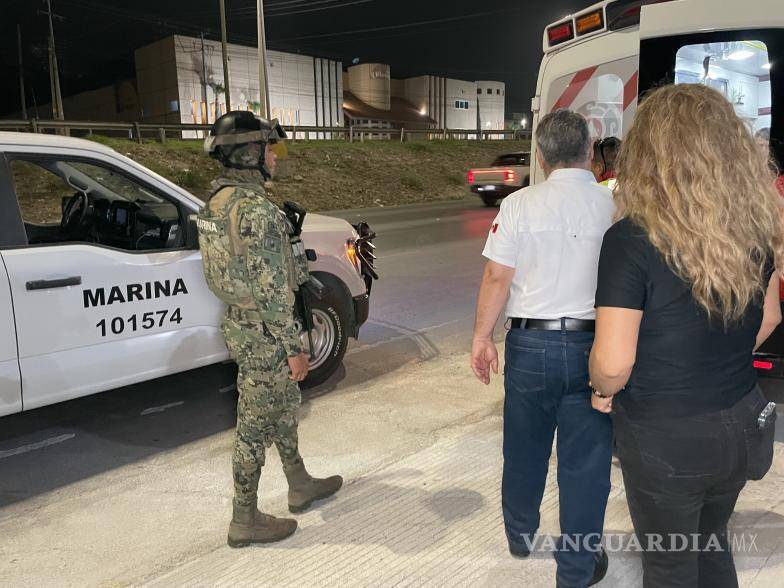 $!Autoridades mantuvieron diálogo con el sujeto en lo alto de la estructura para evitar que se arrojara al vacío.