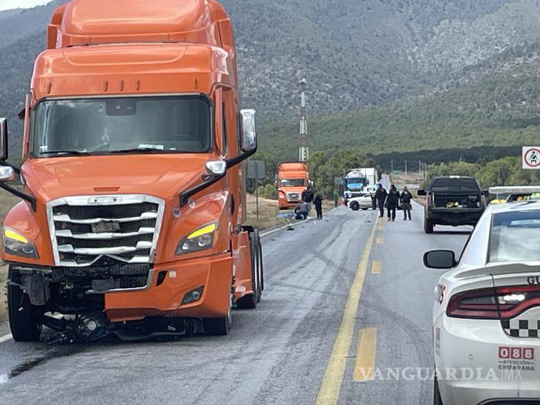 $!Un motociclista perdió la vida tras impactarse de frente contra un tractocamión en el tramo Puerto México–La Encantada, donde la unidad pesada arrastró la motocicleta varios metros tras el choque.