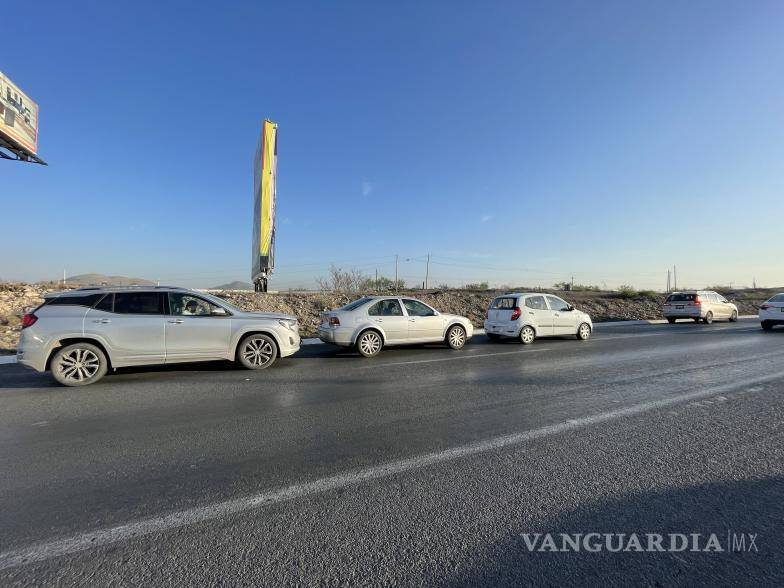 $!Los autos permanecieron en el lugar en espera de las autoridades para que deslinden responsabilidades.