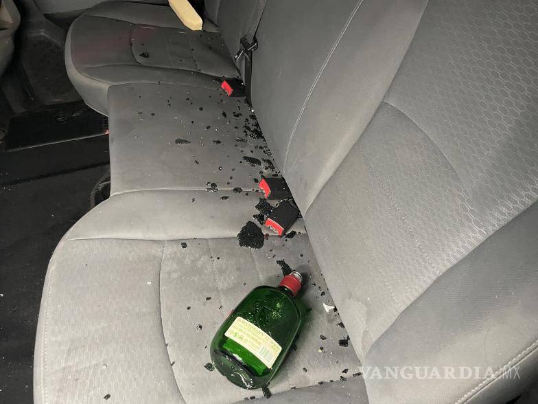 $!Botellas de alcohol había en el interior del vehículo.