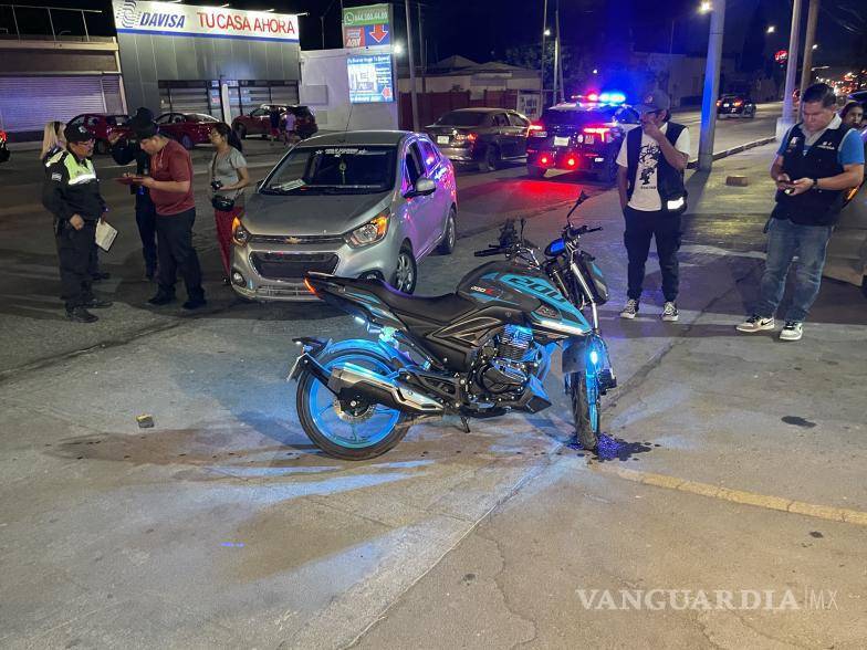 $!La motocicleta en la que viajaban dos jóvenes terminó severamente dañada luego de ser impactada por un vehículo tipo Razer cuando presuntamente intentaba ingresar al estacionamiento de una plaza comercial.