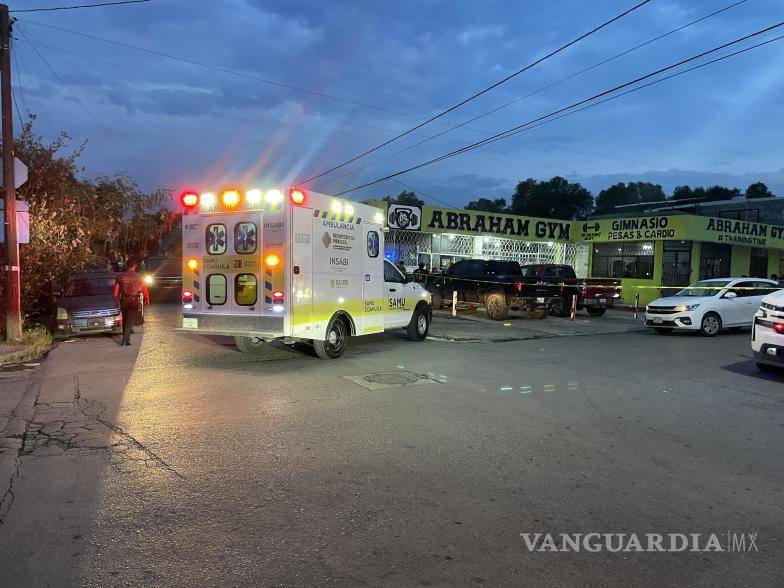 $!Paramédicos brindaron atención a la mujer lesionada, quien fue trasladada a un hospital para recibir atención médica.