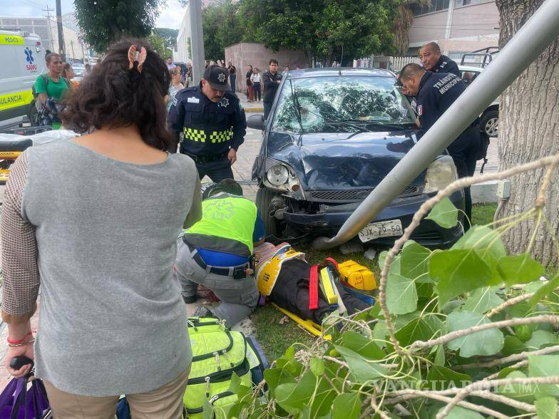 $!El vehículo Ford Fiesta terminó dentro de la jardinera de la plaza de la Presidencia, tras atropellar a dos peatones que caminaban por la zona.