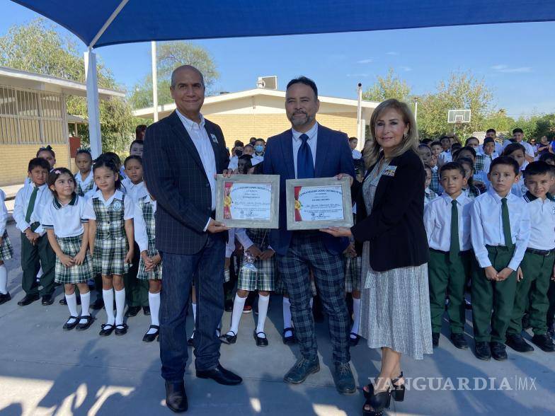 $!Autoridades de la primaria reconocieron a Alcalde y regidora de Educación, por obra.