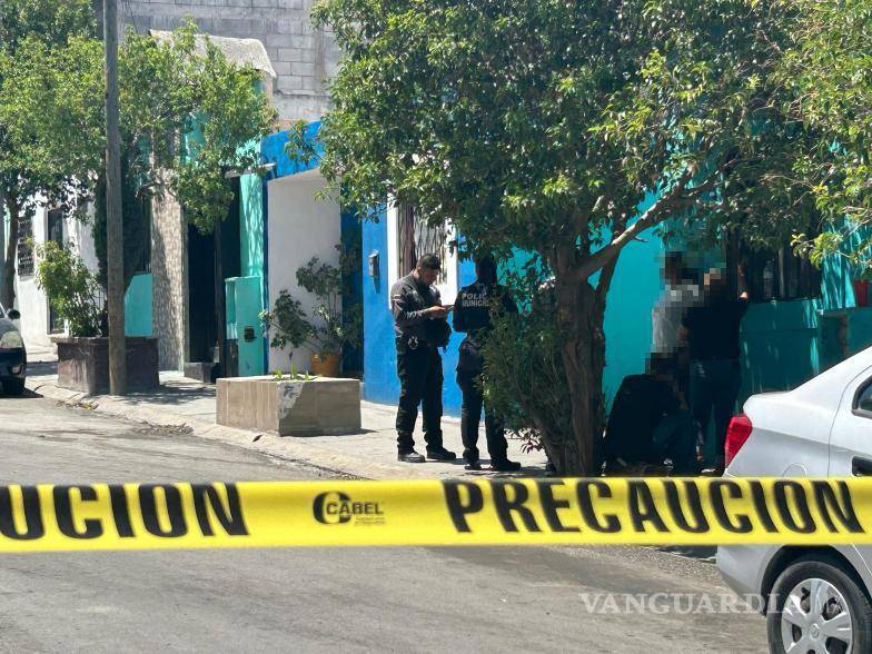 $!Agentes de la Fiscalía arribaron al domicilio para iniciar las investigaciones por la muerte del joven.
