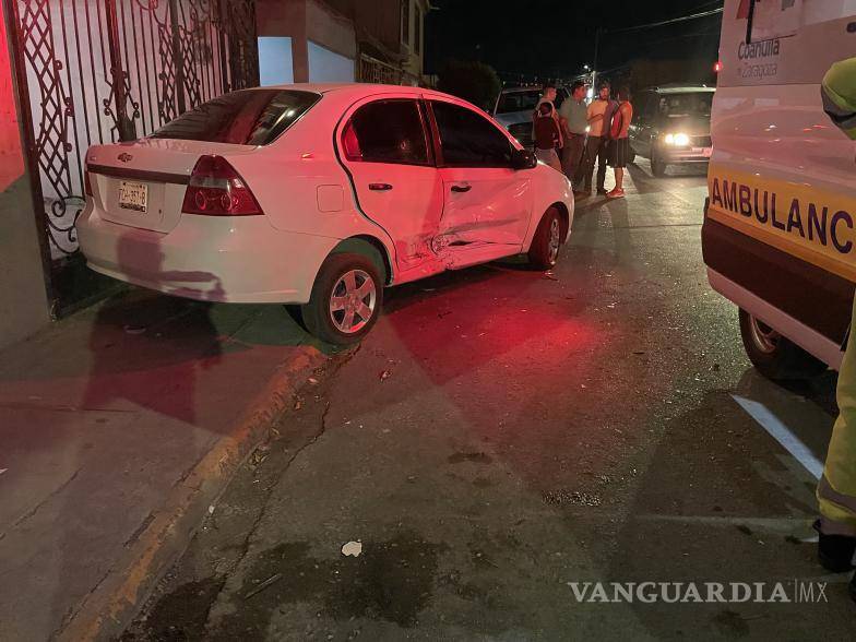 $!Dos patrullas de tránsito municipal acudieron al lugar del accidente para tomar el control de la situación y detener a los conductores involucrados en el choque.