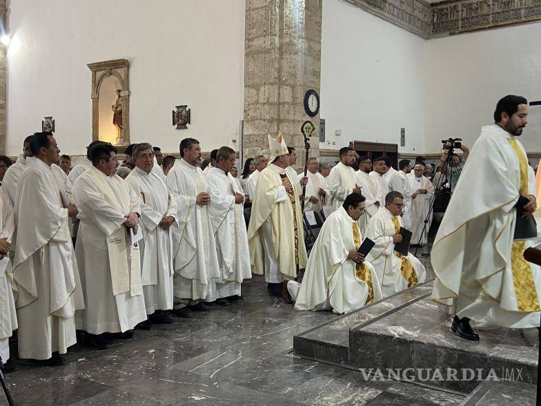 $!Decenas de sacerdotes de la Diócesis de Saltillo se congregaron en Monclova.