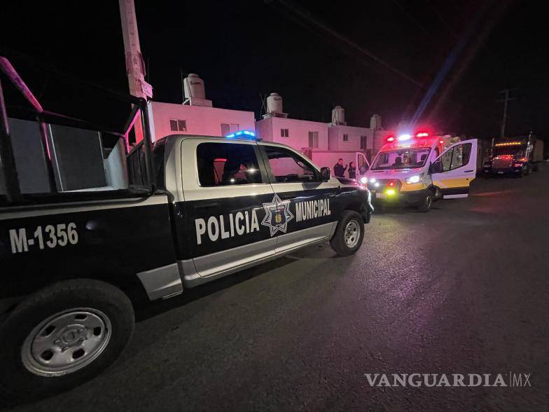 $!Eran casi las 01:00 horas de este lunes, cuando elementos de la Policía Municipal Preventiva vieron a una persona tirada en un predio baldío del bulevar Revolución.