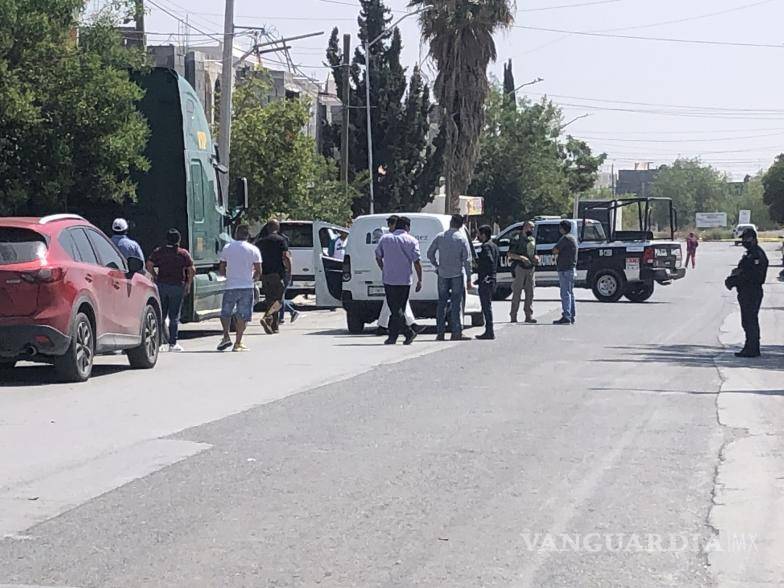 $!Después de un tiempo transcurrido, el cuerpo fue descendido del tráiler.