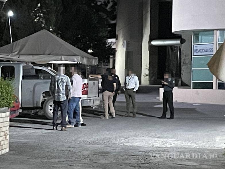 $!La camioneta en la que fue trasladado apenas alcanzó a llegar al nosocomio.