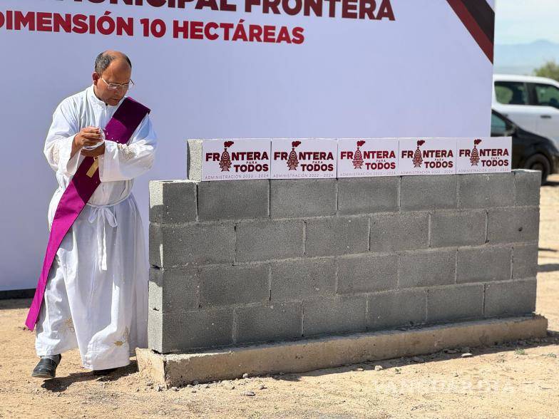 $!El sacerdote Fernando Escobedo se encargó de dar la bendición del perímetro donde se creará el nuevo panteón municipal.