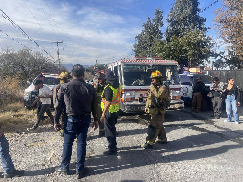 $!Materiales inflamables y vientos fuertes complicaron el control del fuego; bomberos evitaron que se extendiera.