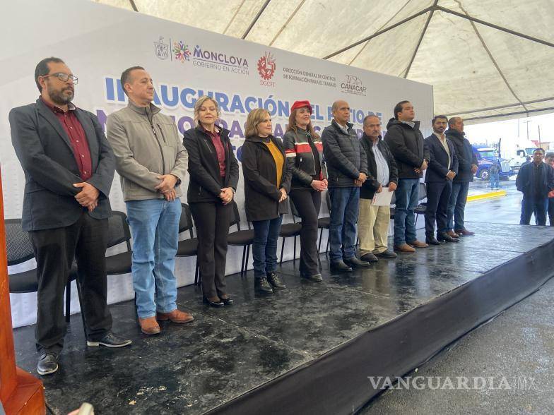 $!Autoridades y representantes de Canacar durante la apertura del primer centro especializado en Monclova.