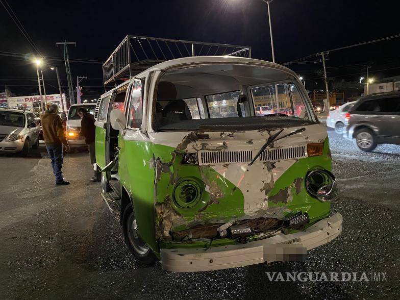 $!La combi Volkswagen que impactó al Chevrolet Express en el cruce con el bulevar Enrique Martínez y Martínez