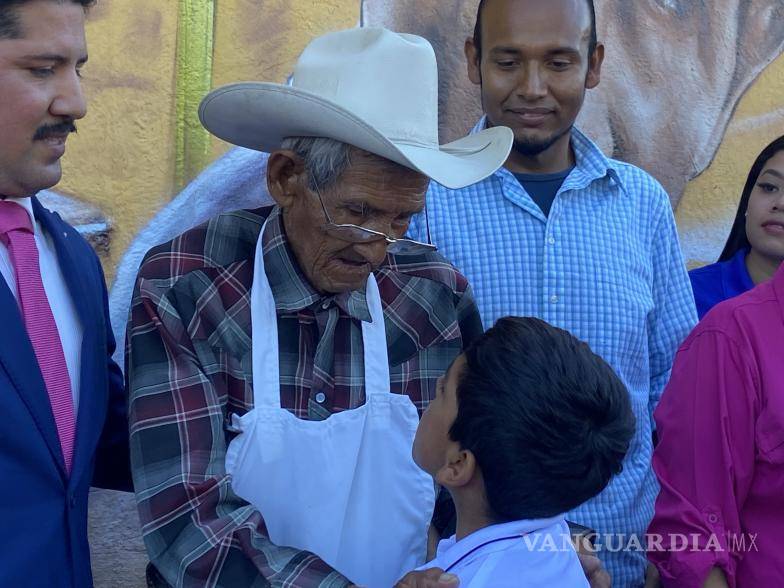 $!Los alumnos d Adolfo López Mateos agradecieron al “Tío” su labor.