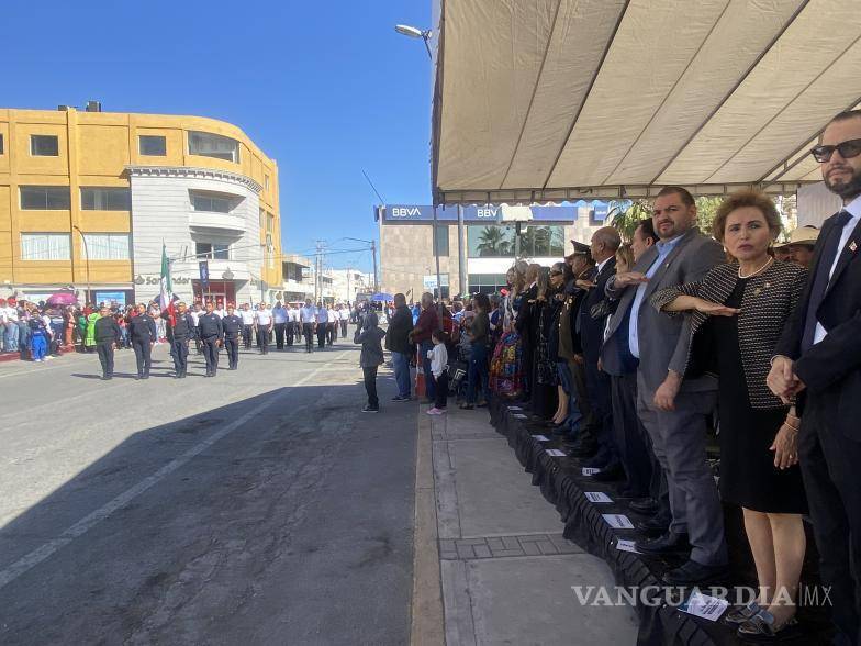 $!Contingentes escolares y de seguridad recorrieron las calles del centro en una celebración llena de historia y cultura.