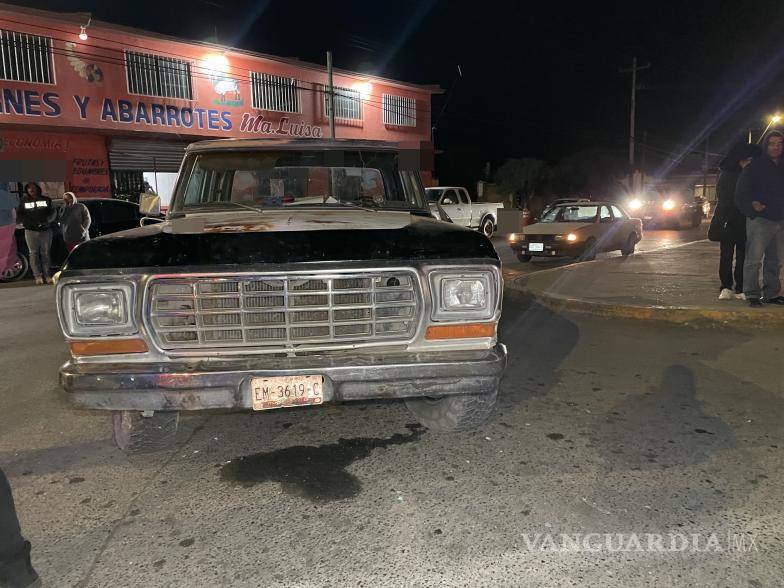 $!El conductor de la camioneta giró de forma imprudente, obstruyendo el paso al motociclista