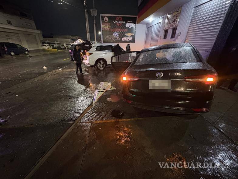 $!Las unidades permanecieron en el sitio en espera de las aseguradoras para el deslinde de responsabilidades.