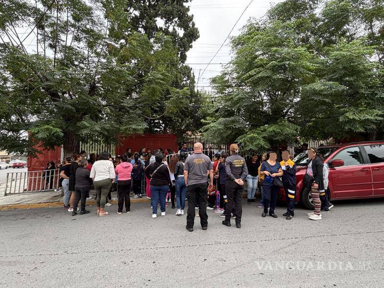 $!Padres de familia bloquearon el acceso principal a la primaria Lic. Melchor Ocampo en protesta contra la directora.