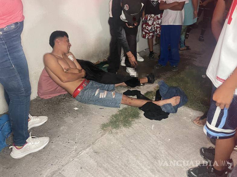 $!El conductor de una motocicleta Yamaha roja fue trasladado al Hospital General y quedó bajo custodia.