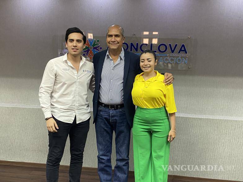 $!El nuevo director y la regidora presidente de la Comisión de Atención a la Juventud, Adriana Valentina Aranda, con el Alcalde al centro.