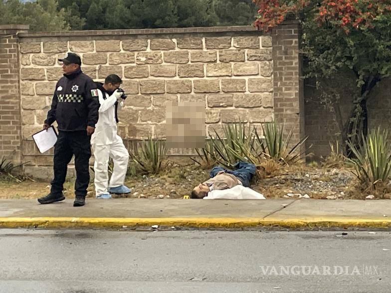 $!Familiares acudieron al sitio mientras avanzaban las labores de investigación.