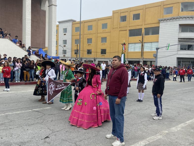 $!Alumnos de 30 escuelas desfilan con entusiasmo, representando el legado de la Revolución Mexicana en Monclova.